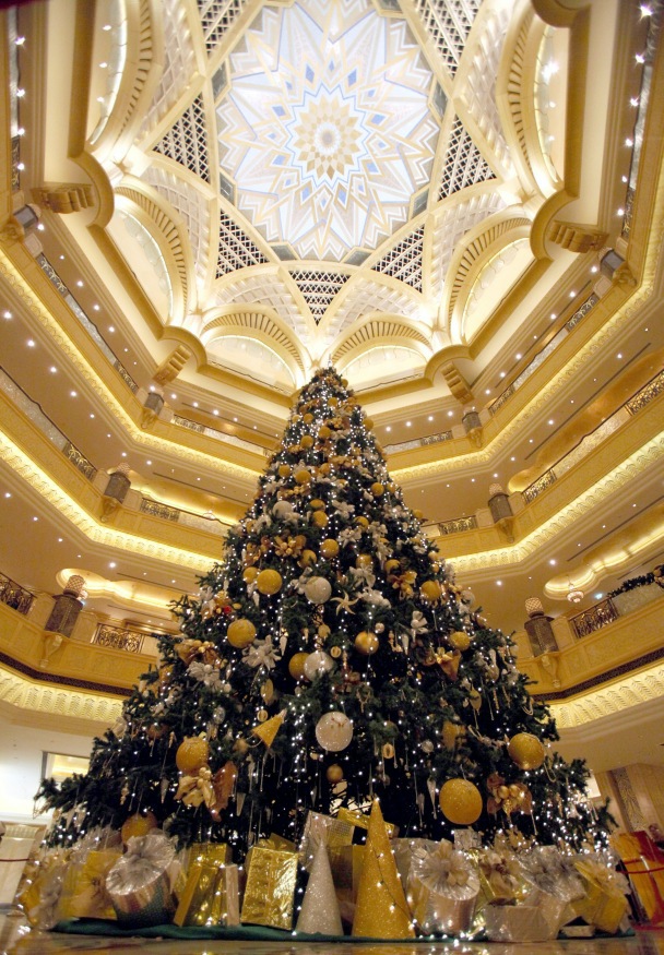 JAE: Kalėdų eglė, kurios papuošalai kainuoja daugiau kaip 11 milijonų dolerių