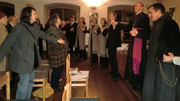 Vyskupo Eugenijaus Bartulio vadovaujami renginio dalyviai gieda Padėkos giesmę Dievui